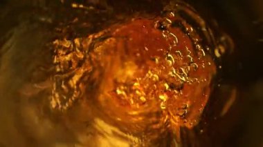 Viski, rom ya da buzlu çay şişesi manzaralı, süper yavaş bir çekim. Yüksek hızlı sinema kamerası, 1000 fps..