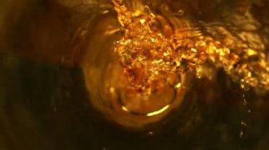 Viski, rom ya da buzlu çay şişesi manzaralı, süper yavaş bir çekim. Yüksek hızlı sinema kamerası, 1000 fps..