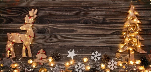 Fundo de Natal com decorações de madeira e velas . — Fotografia de Stock