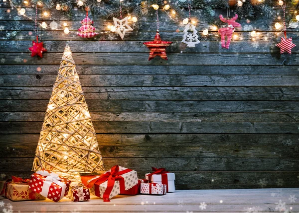 Fundo de férias com árvore de Natal iluminada, presentes e d — Fotografia de Stock