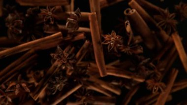 Uçan tarçın kabukları ve yıldız anason baharatlarının süper yavaş çekimi..