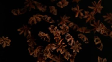 Uçan yıldız anason baharatının süper yavaş çekimi. Yüksek hızlı kamera, 1000 fps.