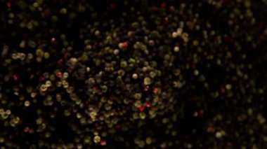 Uçan renkli biber baharatının süper yavaş çekimi. Yüksek hızlı kamera, 1000 fps.