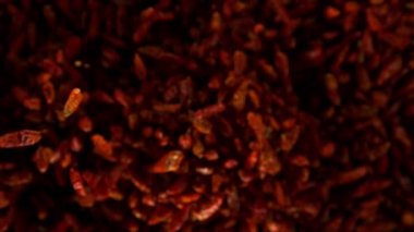 Kuru kırmızı kırmızı kırmızı biberlerin süper yavaş uçuşu. Yüksek hızlı kamera, 1000 fps.