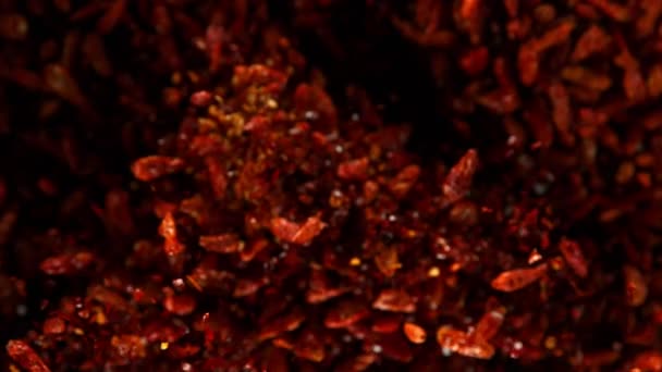Mouvement super lent des piments rouges secs volants. Filmé par caméra haute vitesse, 1000 images par seconde 