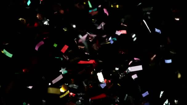 Superlangzame Beweging Van Vliegende Gekleurde Confetti Geïsoleerd Zwarte Achtergrond Gefilmd — Stockvideo
