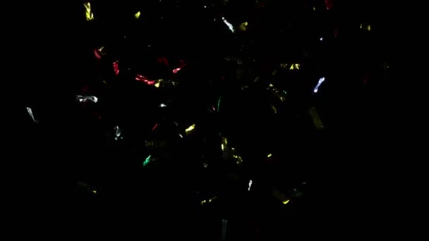 Super Zeitlupe Fliegendes Farbiges Konfetti Isoliert Auf Schwarzem Hintergrund Gedreht — Stockvideo