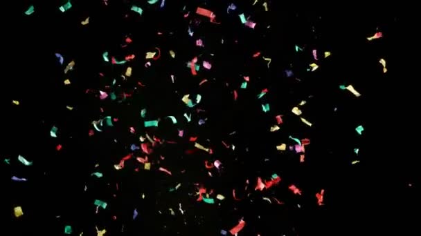 Mouvement super lent de confettis colorés volants isolés sur fond noir. Filmé sur caméra de cinéma à grande vitesse 