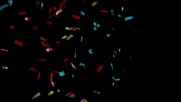 Mouvement super lent de confettis colorés volants isolés sur fond noir. Filmé sur caméra de cinéma à grande vitesse 