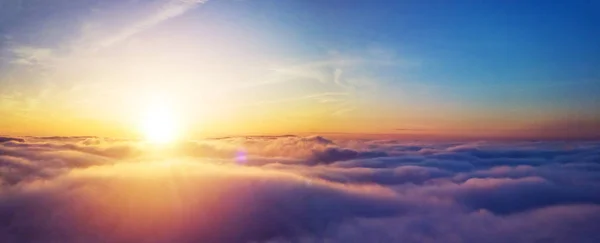 Красивый восход солнца облачно небо с воздуха зрения — стоковое фото