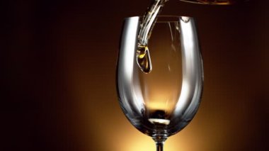 Beyaz şarabı bardağa doldururken çok yavaş hareket ediyor. Yüksek hızlı sinema kamerası, 1000 fps.