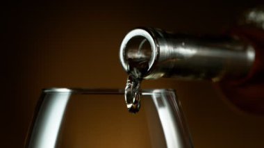 Kırmızı şarabı bardağa doldururken çok yavaş hareket ediyor. Yüksek hızlı sinema kamerası, 1000 fps.