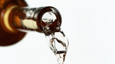 Beyaz şarabı bardağa doldururken çok yavaş hareket ediyor. Yüksek hızlı sinema kamerası, 1000 fps.