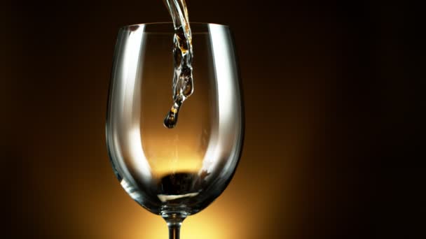 Super Slow Motion Versare Vino Bianco Nel Bicchiere Dettaglio Girato — Video Stock