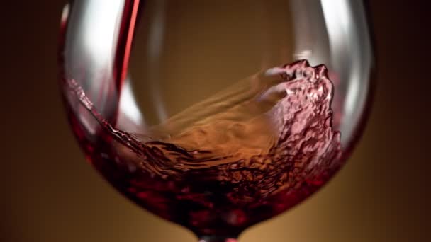Super Slow Motion Versare Vino Rosso Nel Bicchiere Dettaglio Girato — Video Stock