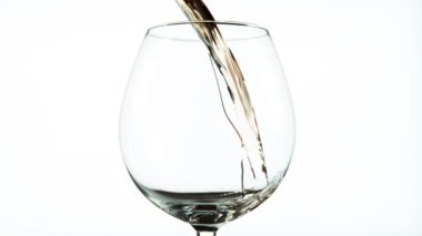 Beyaz şarabı bardağa doldururken çok yavaş hareket ediyor. Yüksek hızlı sinema kamerası, 1000 fps.