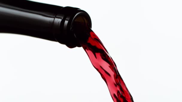 Super zpomalení nalití červeného vína v detailu, izolované na bílém pozadí. Natočeno na vysokorychlostní kameře, 1000 fps