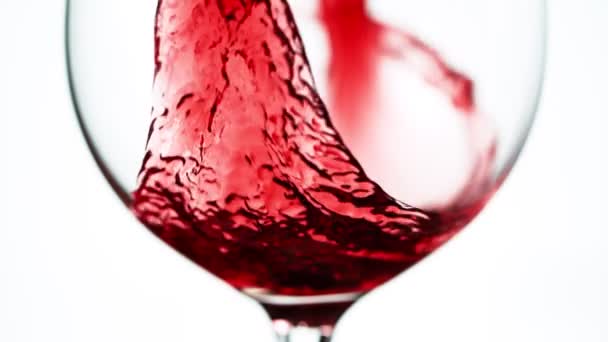 Super Slow Motion Versare Vino Rosso Dettaglio Isolato Fondo Bianco — Video Stock