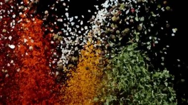 Uçan baharatların süper yavaş çekimi. Yüksek hızlı sinema kamerası, 1000 fps.