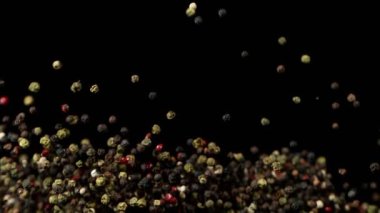 Biber baharatının uçuşunun süper yavaş çekimi. Yüksek hızlı sinema kamerası, 1000 fps.