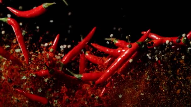 Супер Повільний Рух Літаючих Сухих Свіжих Червоних Гострих Перців Чилі — стокове відео