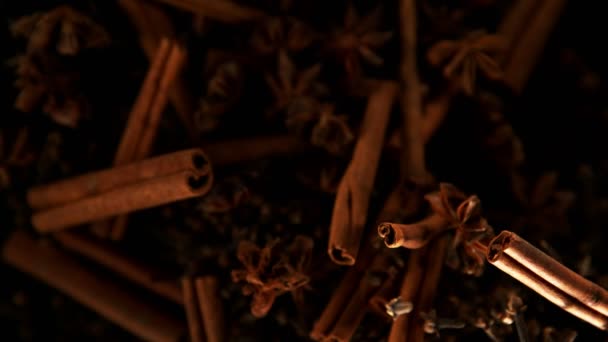 Super lent mouvement de voler écorces de cannelle entière et épice d'anis étoilé. Filmé par caméra haute vitesse, 1000 images par seconde 