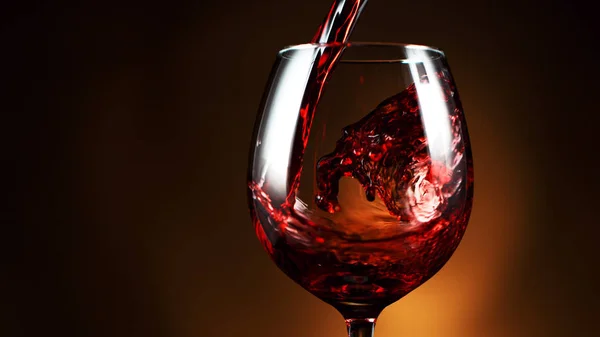 Detalle de verter vino tinto en vaso — Foto de Stock