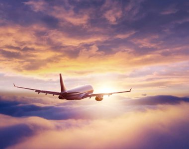 Bulutların üzerinde uçan yolcular ticari uçak