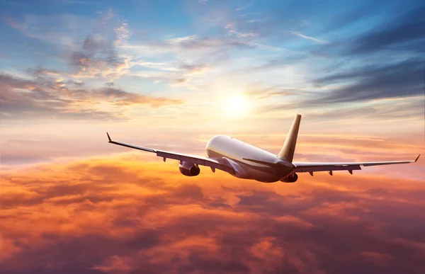 Pasajeros avión comercial volando sobre las nubes — Foto de Stock