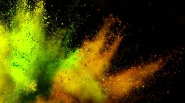 Siyah arka planda izole edilmiş süper yavaş renkli barut patlaması. Yüksek hızlı sinema kamerası, 1000fps.