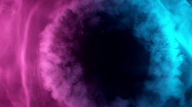 Renkli duman etkisinin yavaş hareketi ve ortaya çıkan daire