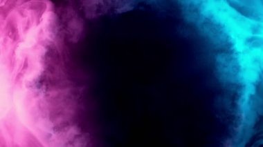 Renkli duman etkisinin yavaş hareketi ve ortaya çıkan daire