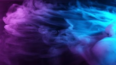 Neon lambalı renkli duman efektinin yavaş hareketi