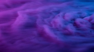 Neon lambalı renkli duman efektinin yavaş hareketi