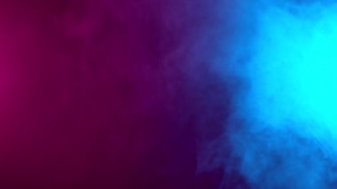 Neon lambalı renkli duman efektinin yavaş hareketi