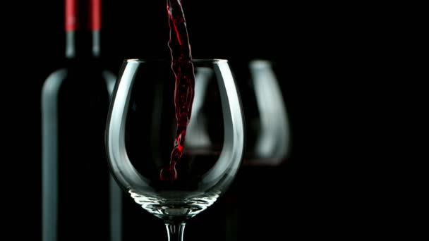 Super Powolny Ruch Nalewania Czerwonego Wina Czarne Tło Nagrywane Szybkim — Wideo stockowe