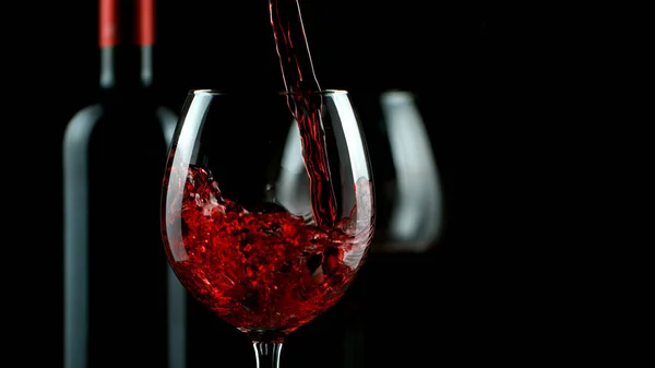 Dettaglio del versamento del vino rosso nel bicchiere — Foto Stock