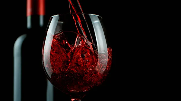 Detail des Einfüllens von Rotwein in Glas — Stockfoto