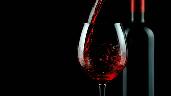 Dettaglio del versamento del vino rosso nel bicchiere — Foto Stock