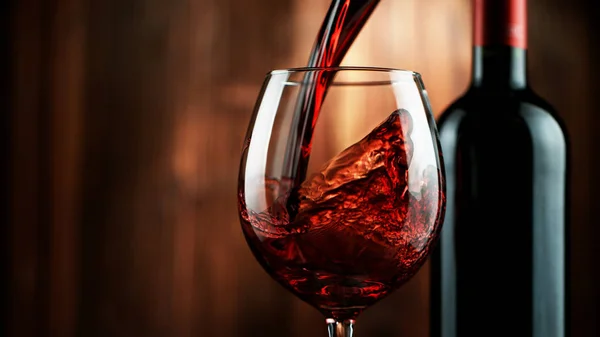 Detail des Einfüllens von Rotwein in Glas — Stockfoto