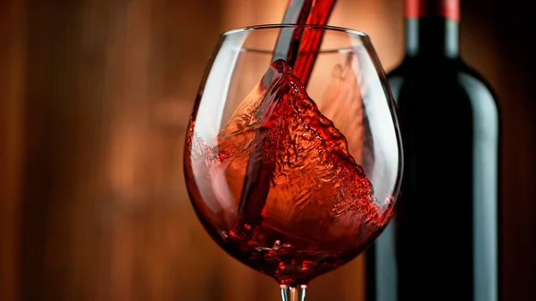 Λεπτομέρεια χύτευσης κόκκινου κρασιού σε ποτήρι — Φωτογραφία Αρχείου
