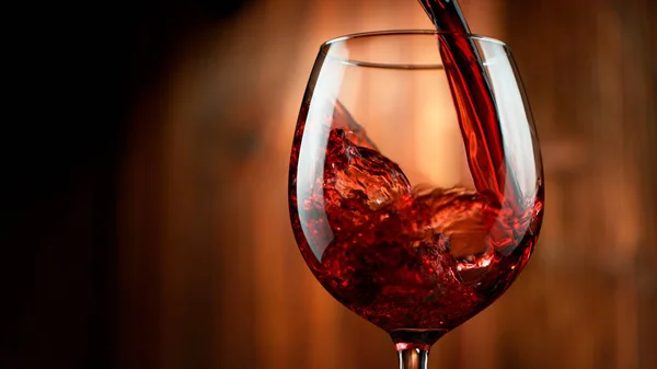 Detail nalévání červeného vína do skla — Stock fotografie