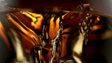 Süper makro çekimde buz küpünün viskiye dönüşmesi çok yavaş bir hareket. Yüksek hızlı sinema kamerası, 1000fps