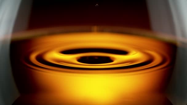 Super Slow Motion Whisky Ondulante Cognac Rum Macro Shot Girato — Video Stock