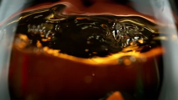 Super Cámara Lenta Cubo Hielo Cayendo Whisky Super Macro Shot — Vídeos de Stock