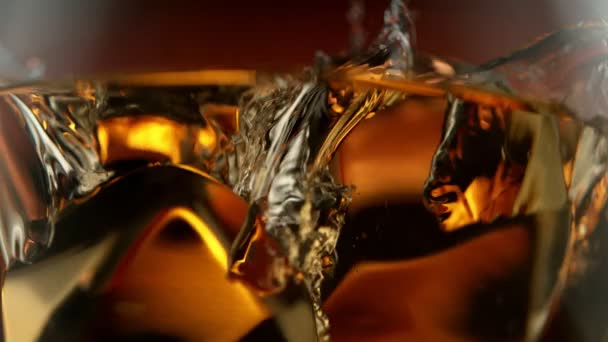 超级宏观镜头下冰块倒入威士忌的超级慢动作 用高速摄像机拍摄 每秒1000英尺 — 图库视频影像