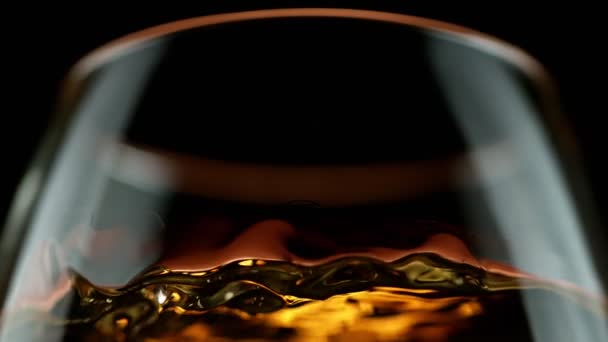 Super Slow Motion Whisky Ondulante Cognac Rum Macro Shot Girato — Video Stock