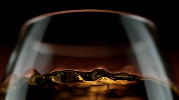 Super Cámara Lenta Whisky Ondulante Coñac Ron Macro Shot Filmado — Vídeo de stock