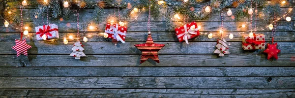 Різдвяний фон з дерев'яними прикрасами та точковими вогнями . — стокове фото