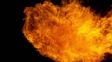 Süper Yavaş Ateş Patlaması Kara Arkaplanda izole edildi. Yüksek Hız Kamerası 'nda çekildi, 1000 fps.